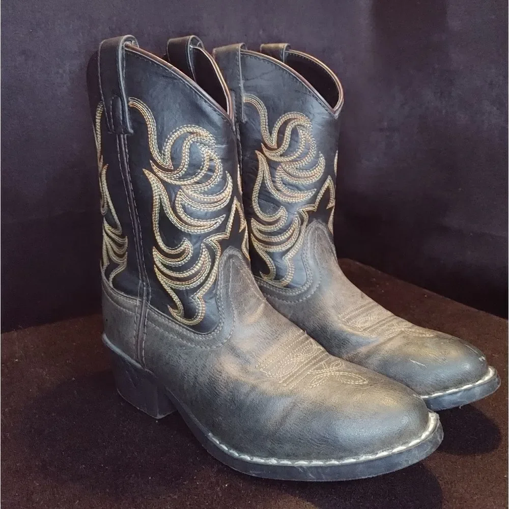 Kids boots size 2.5